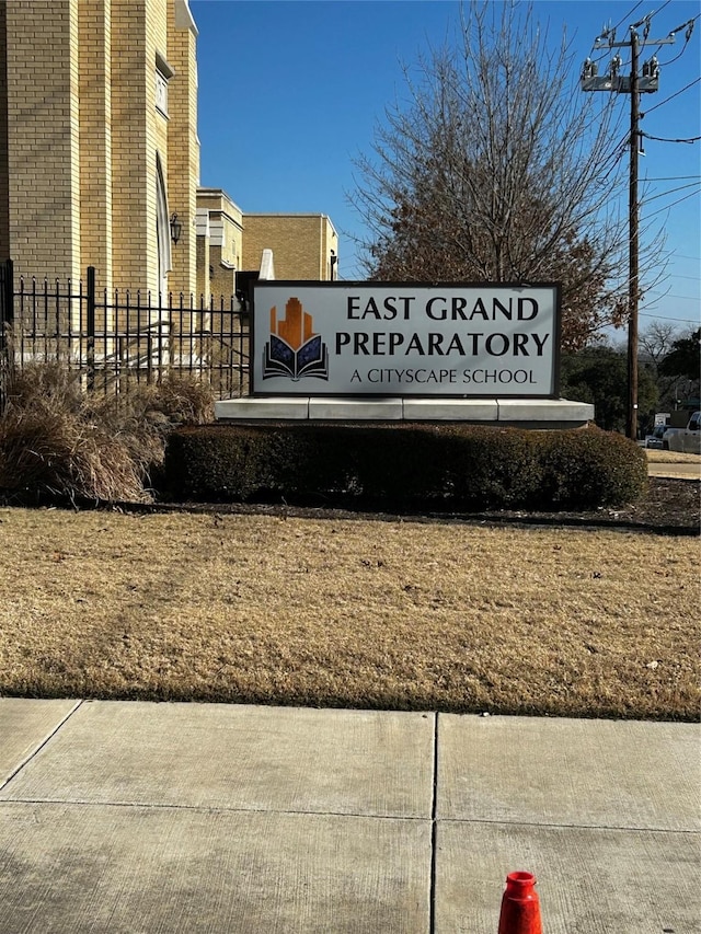 view of community / neighborhood sign