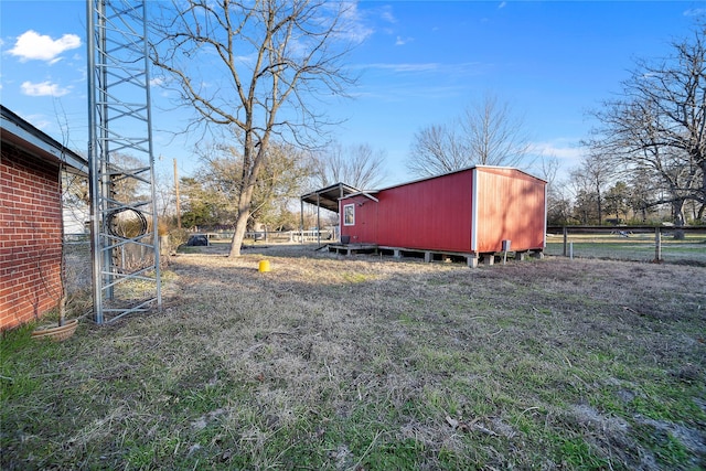 view of yard featuring a storage unit