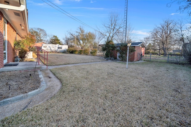 view of yard with an outbuilding