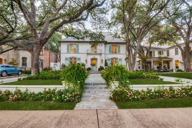 view of front facade featuring a front lawn