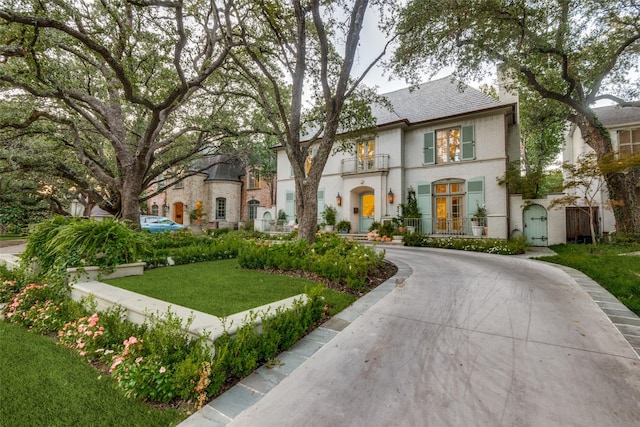 view of front of home featuring a front lawn