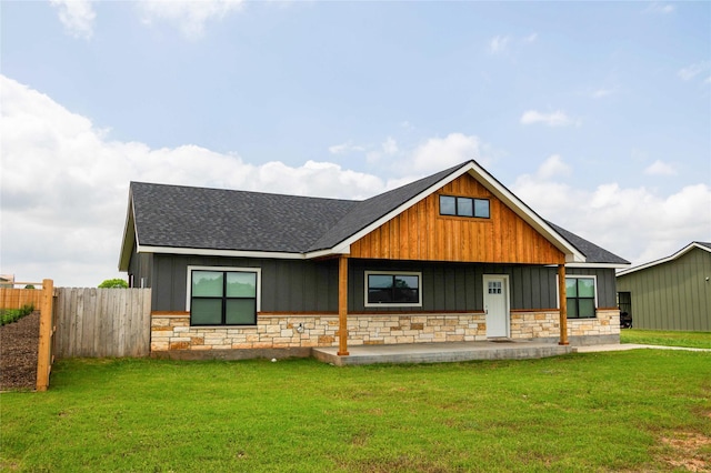 view of front facade featuring a front lawn