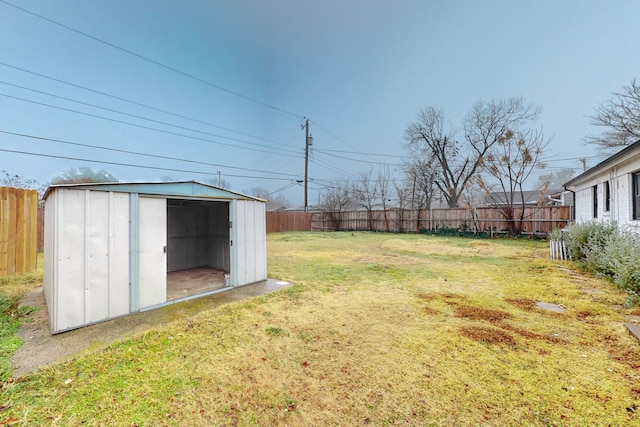 view of yard featuring a shed