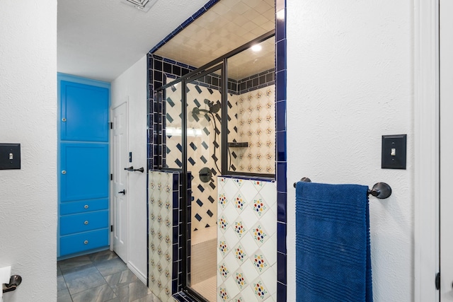 bathroom featuring a tile shower