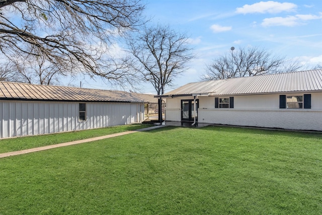 view of front of property featuring a front yard