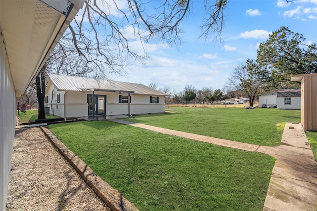 view of yard with an outbuilding