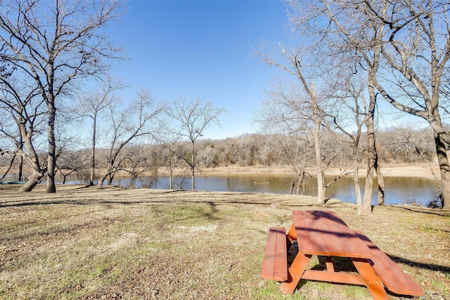 view of yard featuring a water view