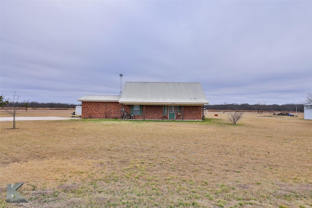 single story home featuring a front lawn