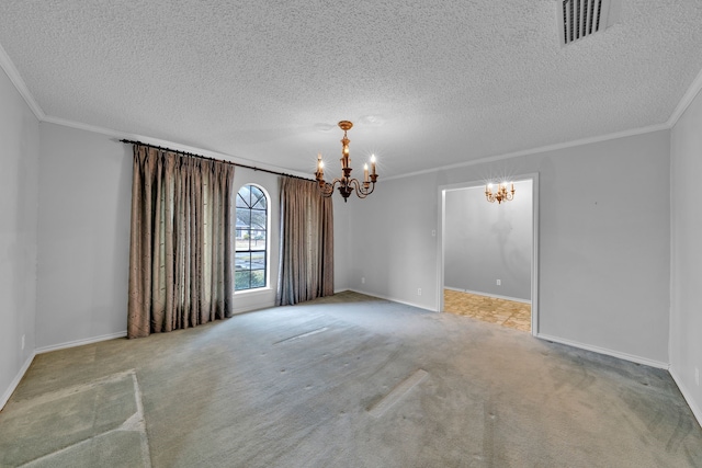 carpeted spare room featuring crown molding, a textured ceiling, and an inviting chandelier