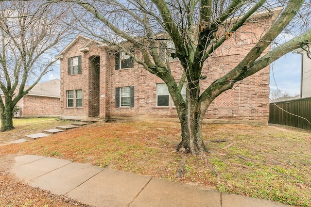 view of front of home featuring a front yard