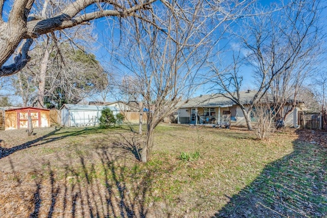 view of yard featuring a shed