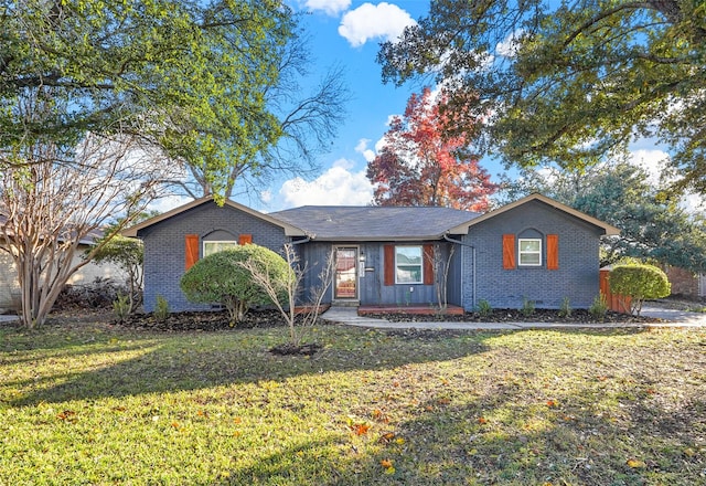 single story home featuring a front lawn