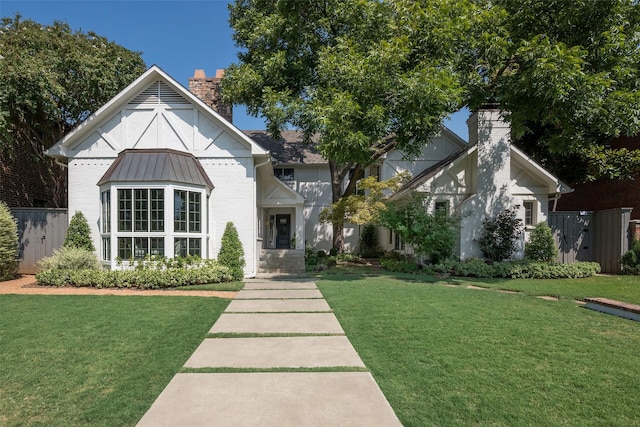 view of front of house featuring a front yard