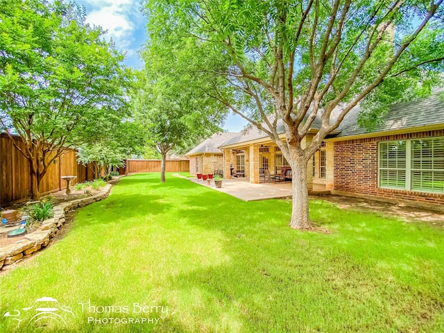 view of yard featuring a patio area