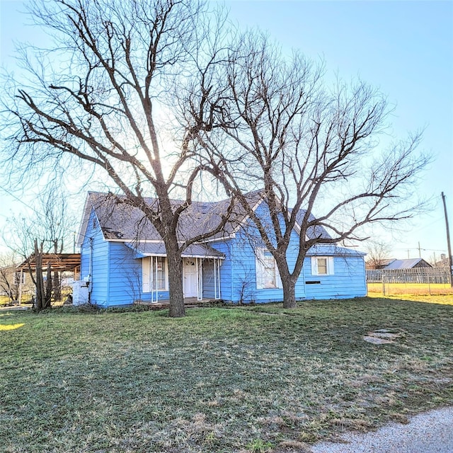 view of front of home featuring a front lawn