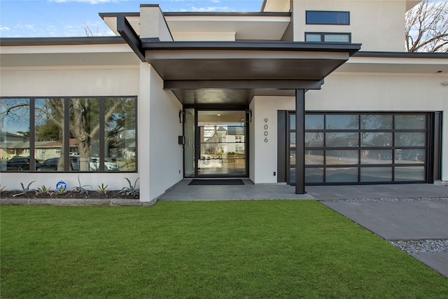 property entrance featuring a lawn