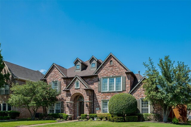 view of front facade featuring a garage and a front lawn