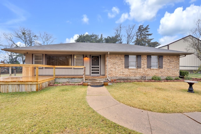 view of front of property featuring a front yard