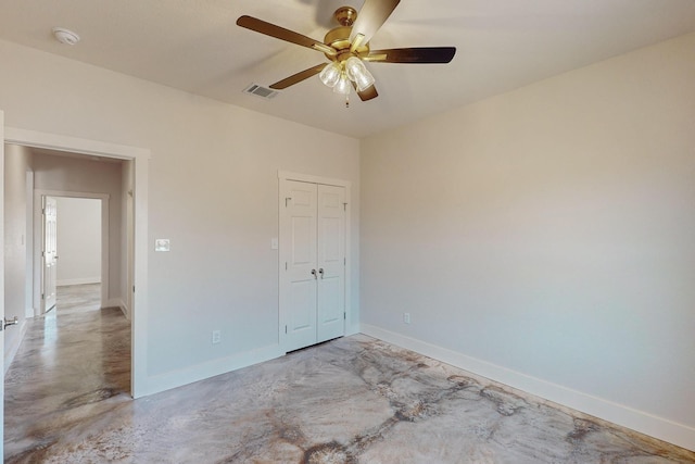 unfurnished bedroom with ceiling fan and a closet