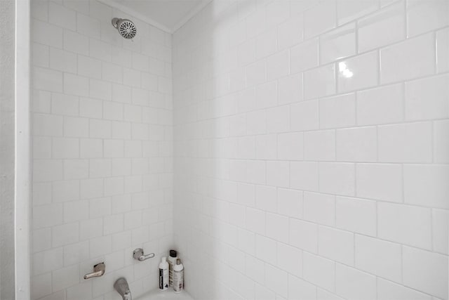 bathroom with tiled shower / bath