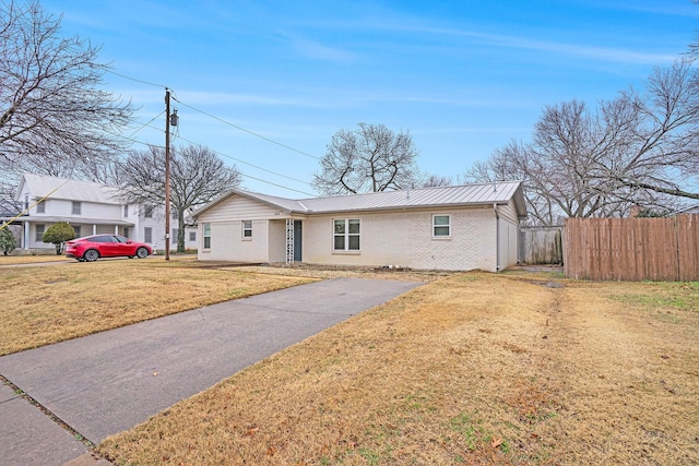 ranch-style house featuring a front yard