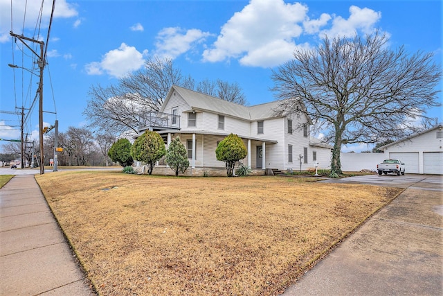 view of front facade featuring a front lawn