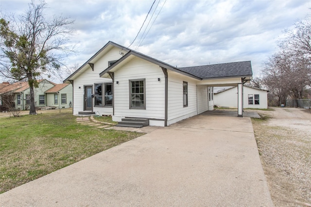 view of front of house featuring a front yard and a carport