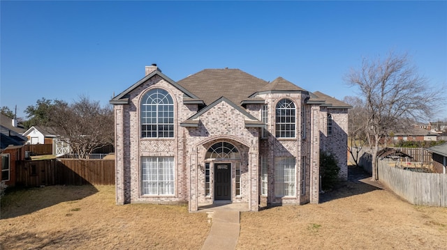 view of front of property featuring a front yard