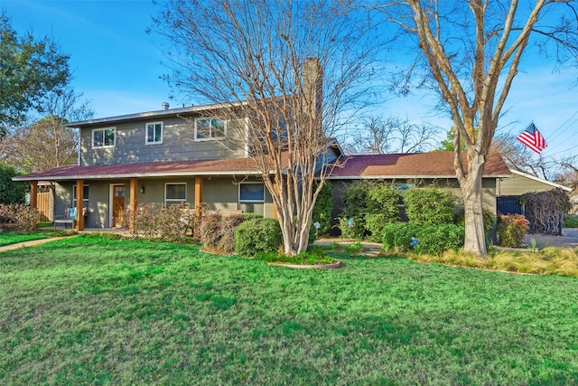 view of front of property featuring a front lawn