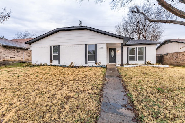 single story home with a front yard