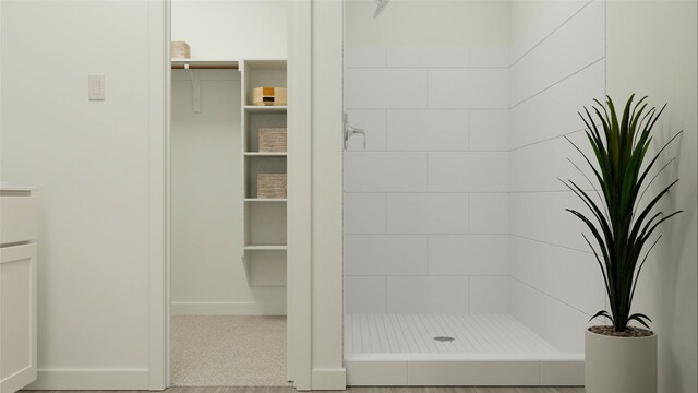 bathroom featuring a tile shower