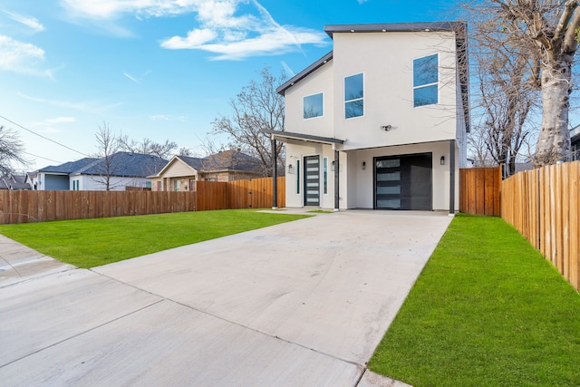 view of front facade with a garage and a front yard