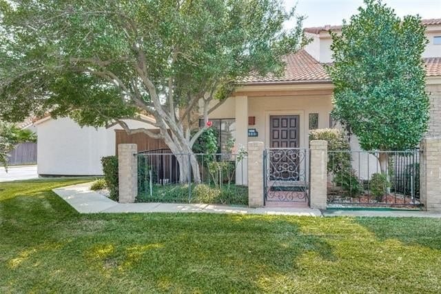 view of front of property with a front yard