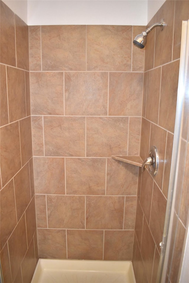 bathroom featuring a tile shower