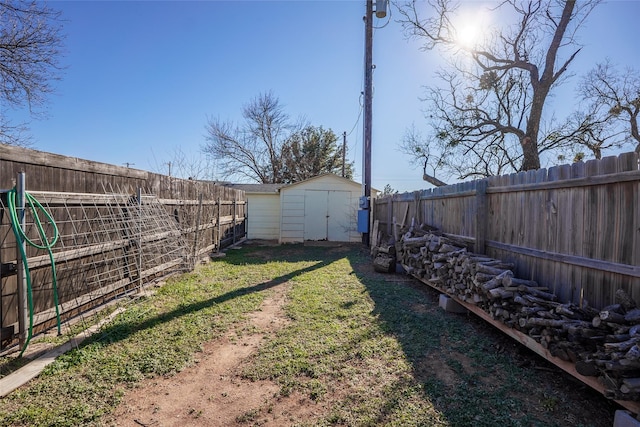 view of yard featuring a shed