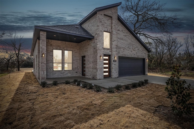 view of front of house featuring a lawn