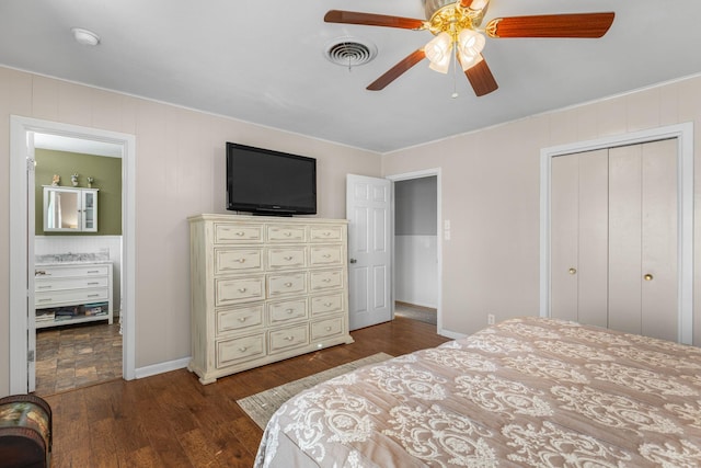 bedroom featuring ceiling fan, dark hardwood / wood-style floors, and a closet