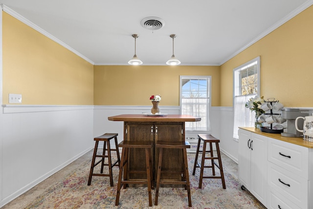 dining space featuring ornamental molding