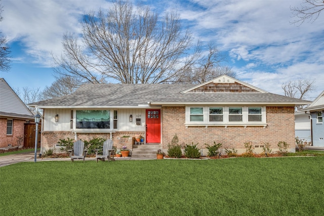 view of front of home featuring a front yard