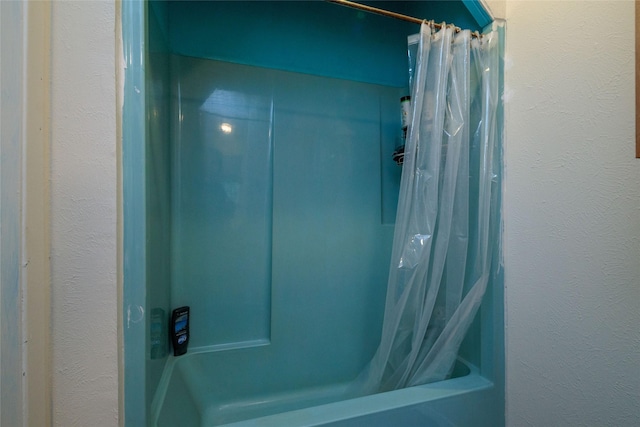 bathroom with shower / tub combo with curtain