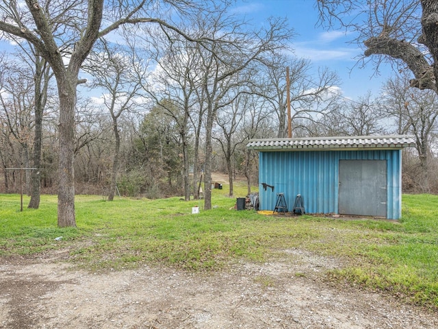 view of yard featuring a storage unit