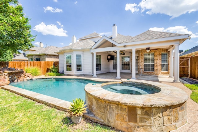 view of pool featuring an in ground hot tub and ceiling fan