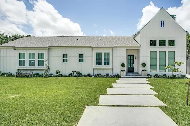 modern inspired farmhouse featuring a front yard