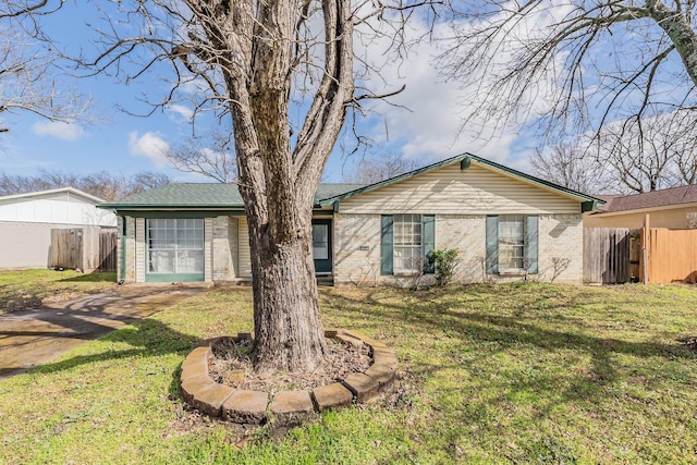 ranch-style house featuring a front yard