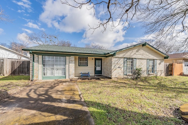 single story home with a front lawn