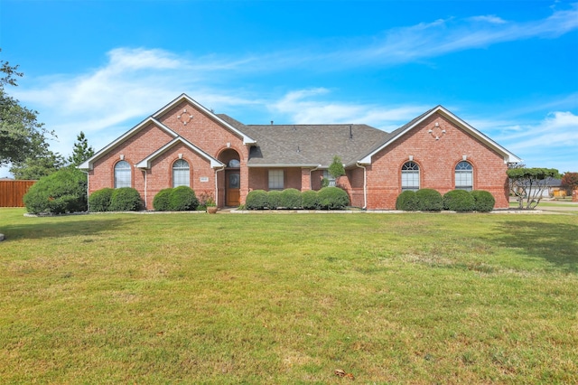 single story home featuring a front lawn