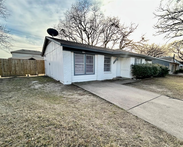 view of front facade featuring a patio area and a front yard