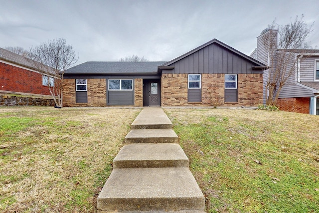 view of front facade with a front yard