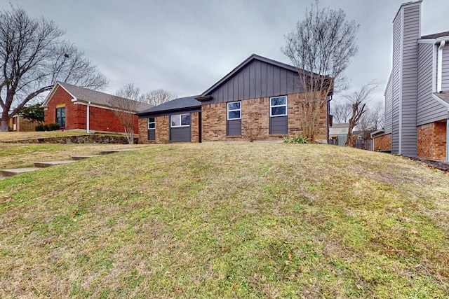 view of front of home with a front lawn