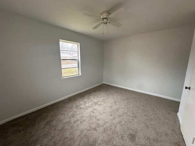 carpeted empty room featuring ceiling fan